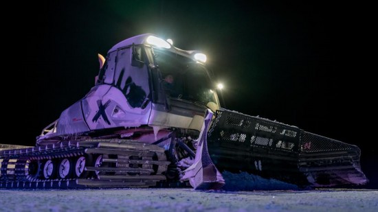 吉林市松花湖滑雪度假區(qū)內(nèi)，壓雪車正在平整雪道。新華社記者 唐成卓 攝